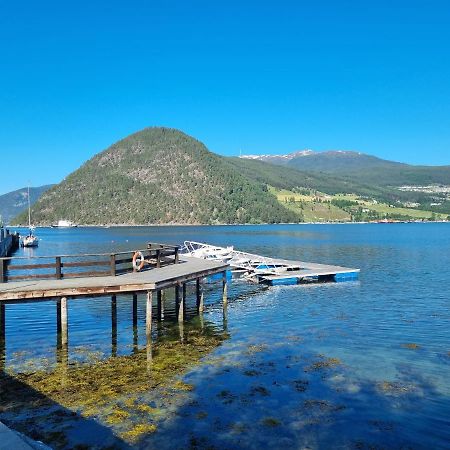 Nedre Amla Fjord Apartment Kaupanger Bagian luar foto
