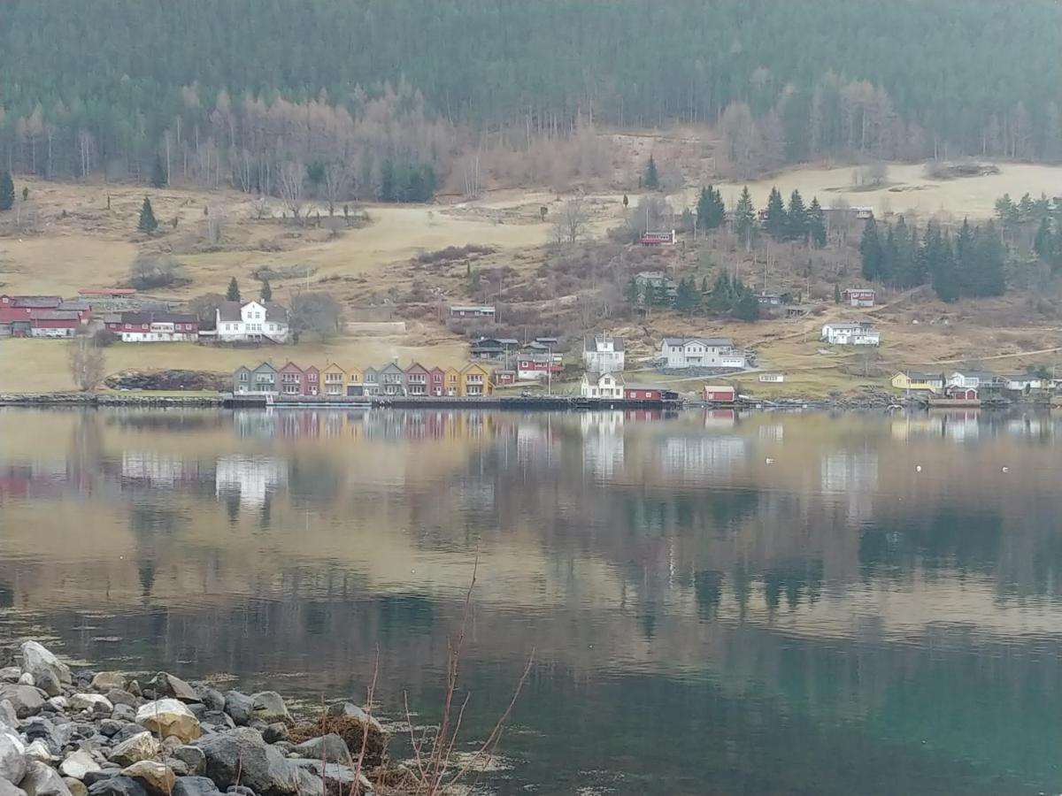 Nedre Amla Fjord Apartment Kaupanger Bagian luar foto