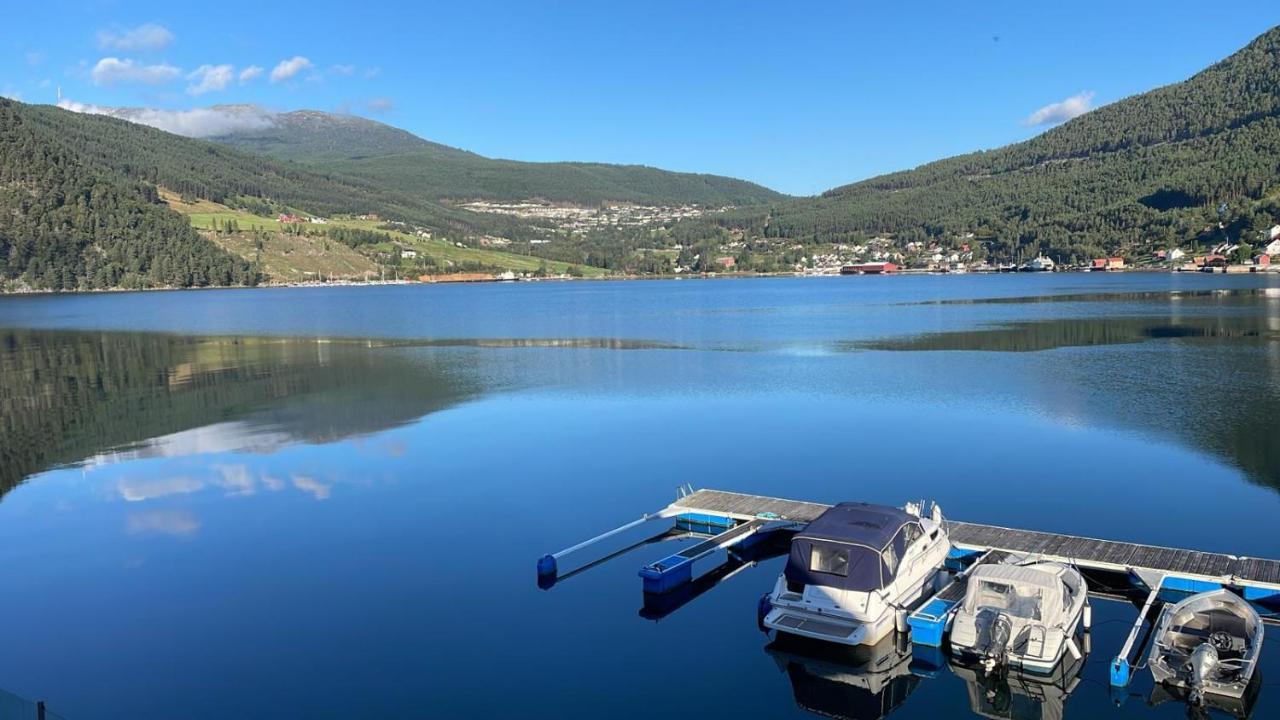 Nedre Amla Fjord Apartment Kaupanger Bagian luar foto
