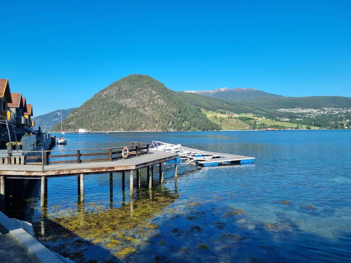 Nedre Amla Fjord Apartment Kaupanger Bagian luar foto