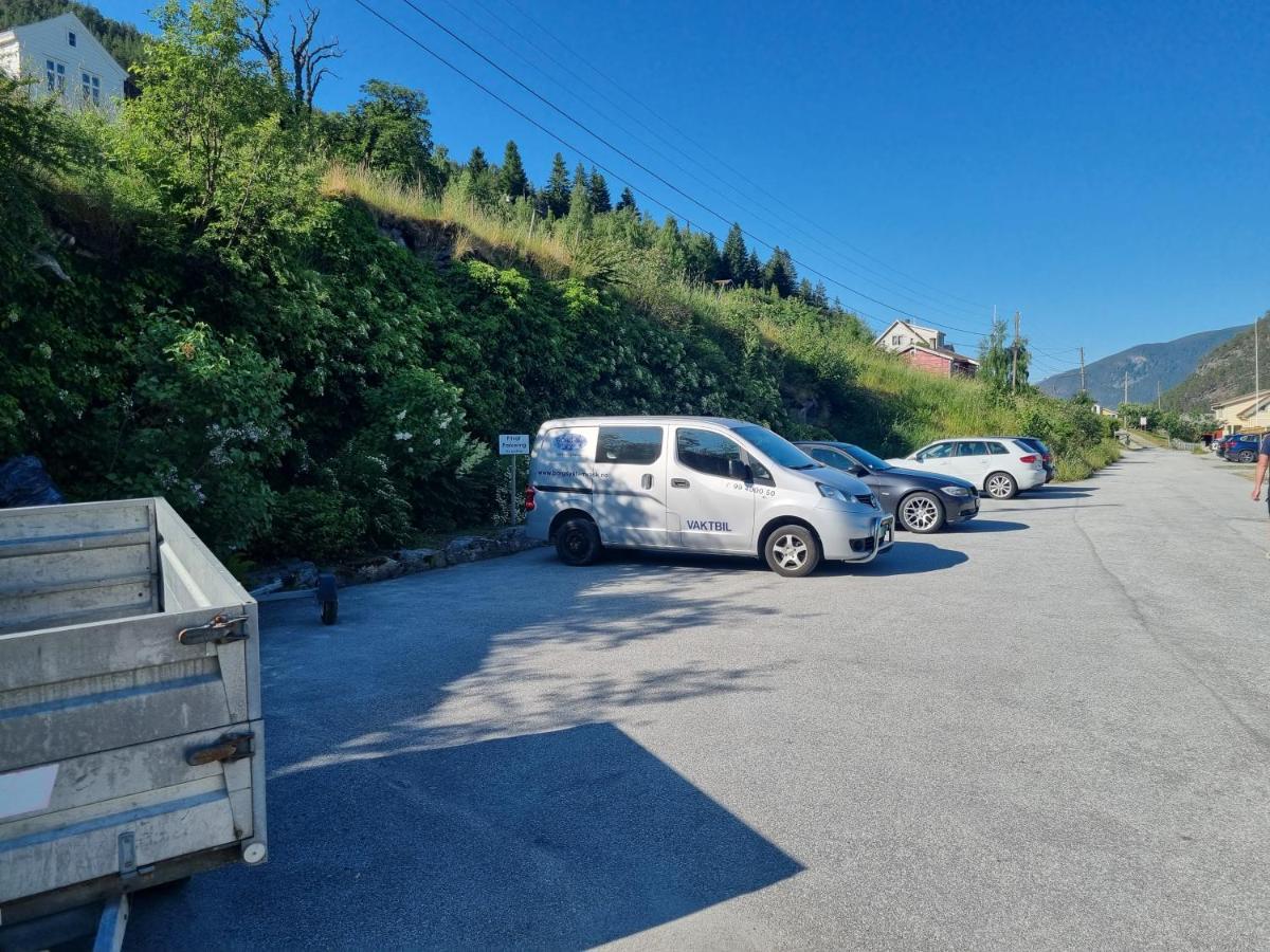 Nedre Amla Fjord Apartment Kaupanger Bagian luar foto