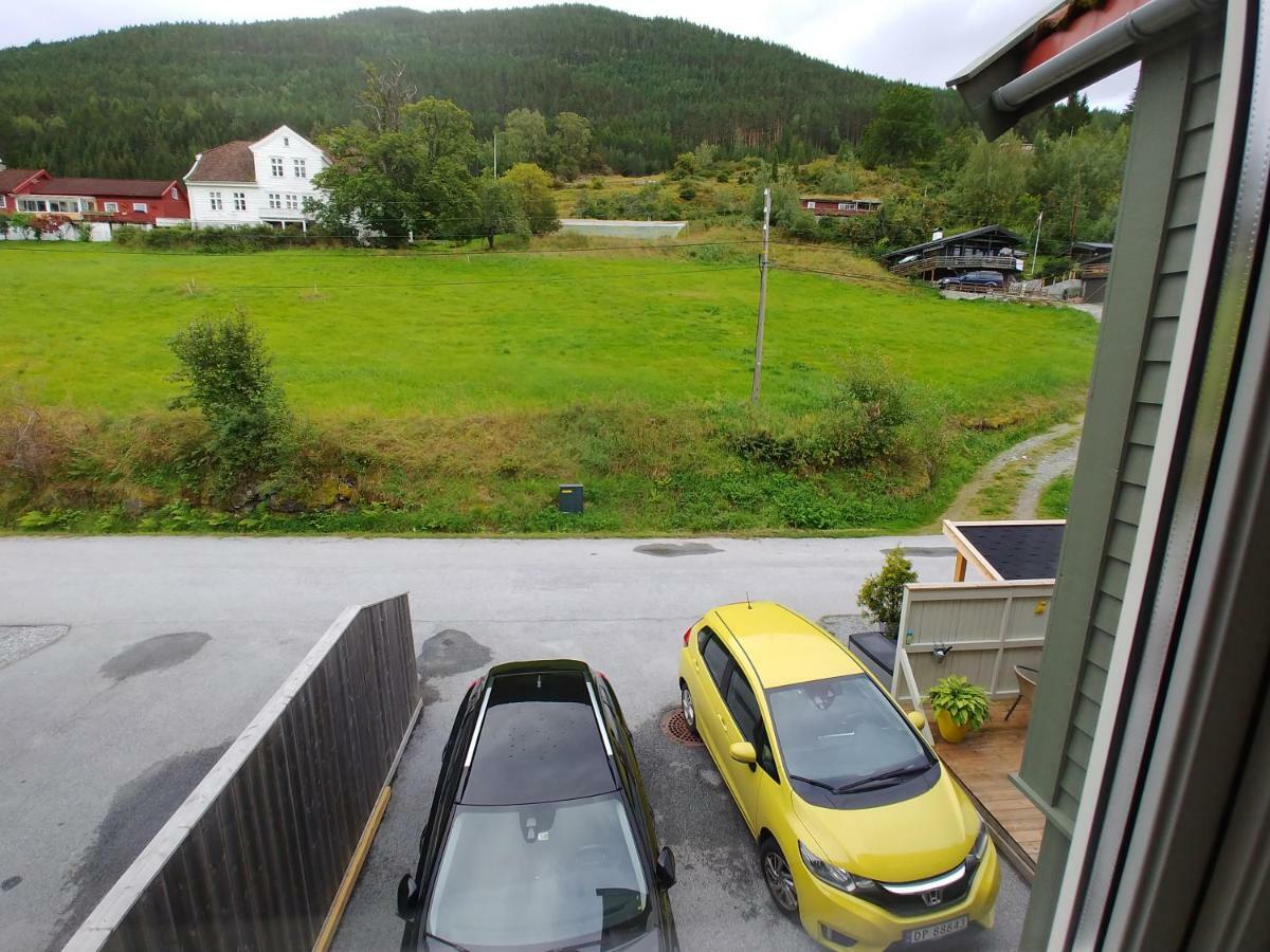 Nedre Amla Fjord Apartment Kaupanger Bagian luar foto
